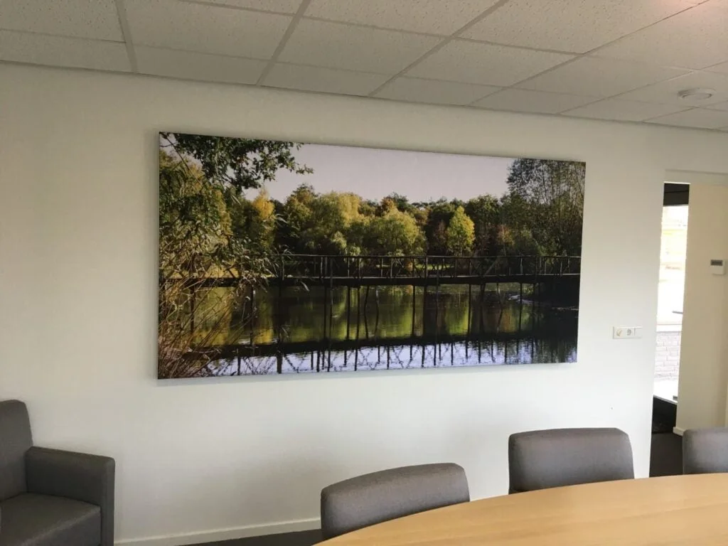 natuur en brug afgebeeld op akoestisch product van AKMA