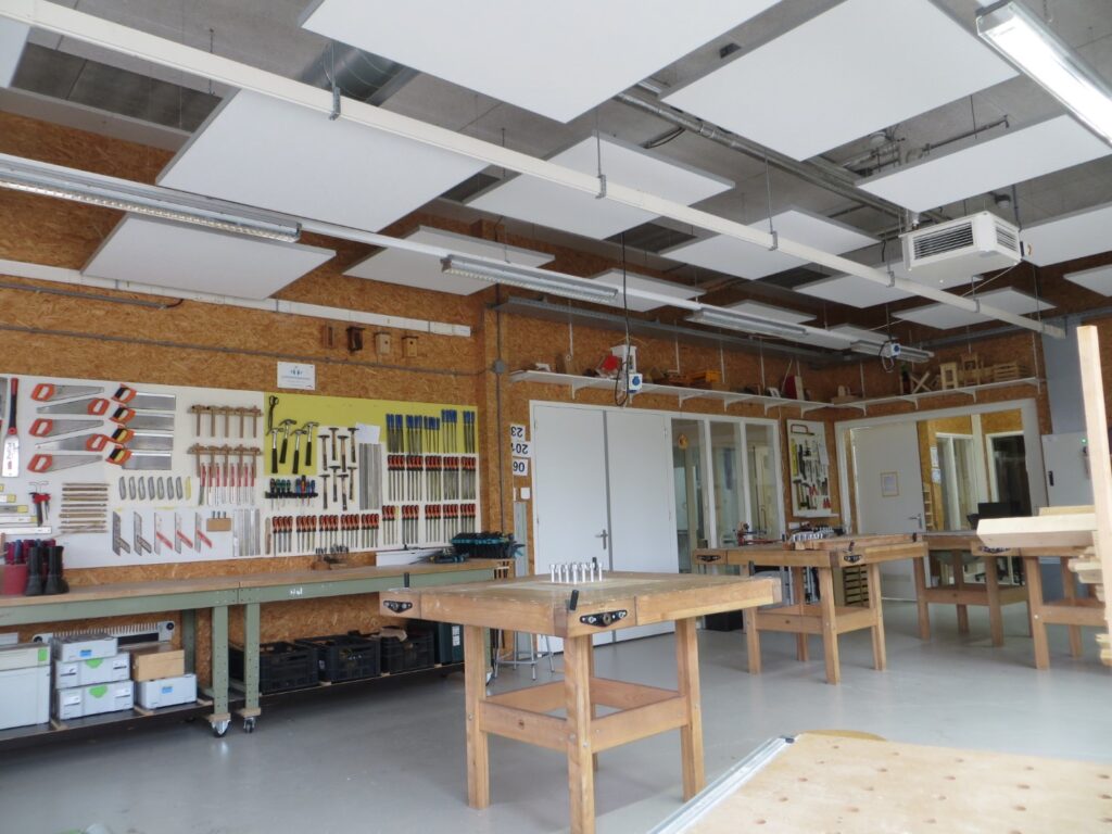 akoestische panelen met grote luchtspouw in practicumlokaal.