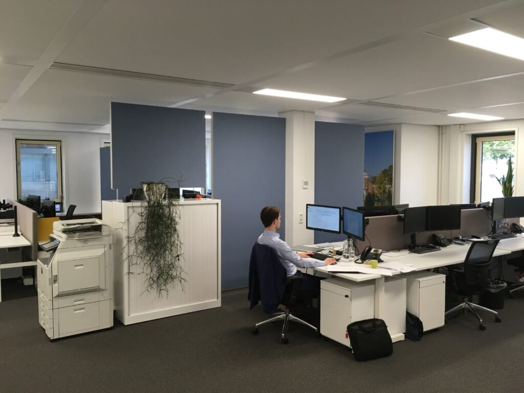 room dividers zwevend gemonteerd in kantoor