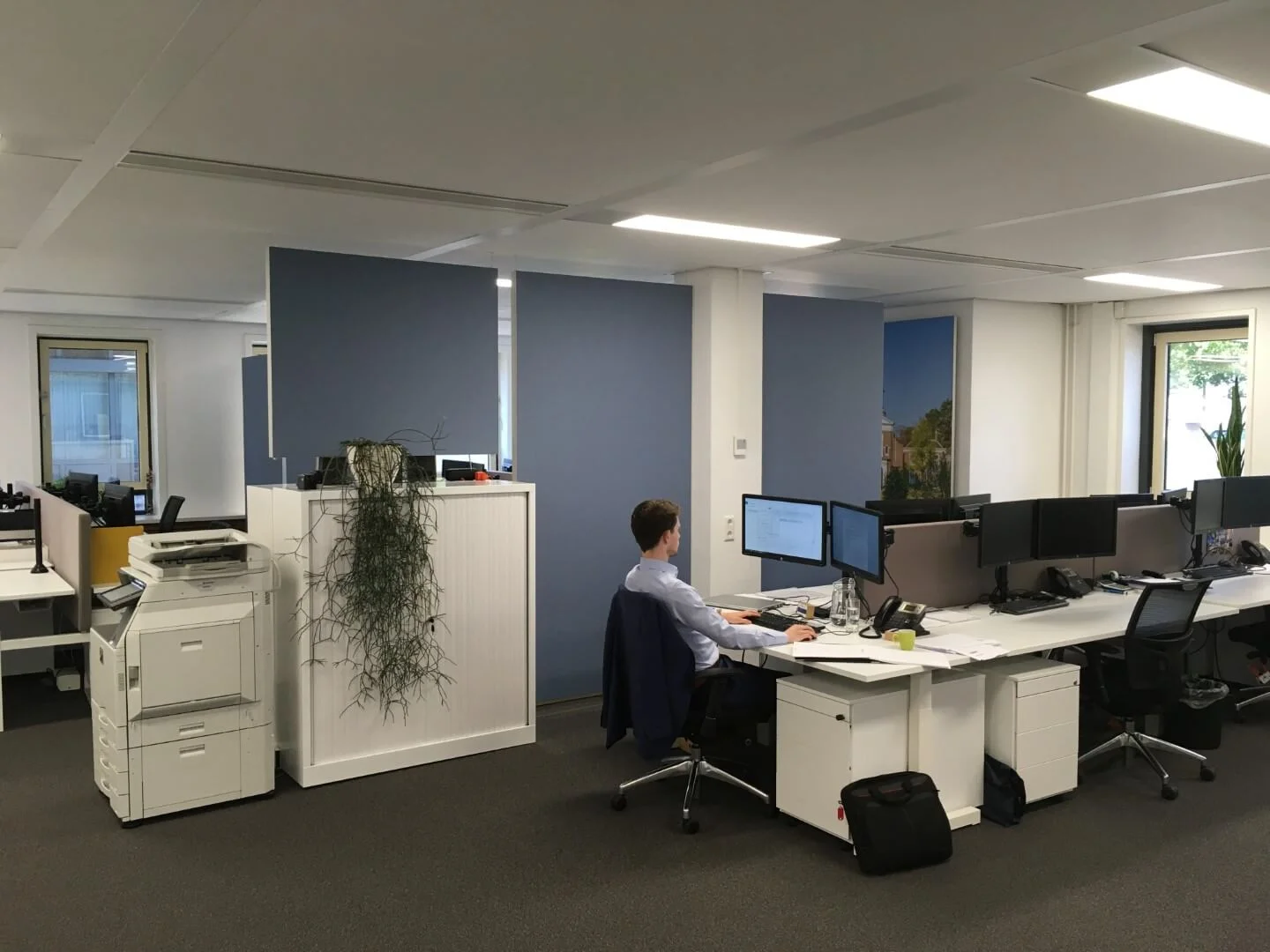 room dividers zwevend gemonteerd in kantoor