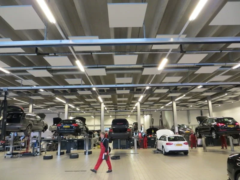 Garage met verbeterde akoestiek door toepassing van akoestische panelen