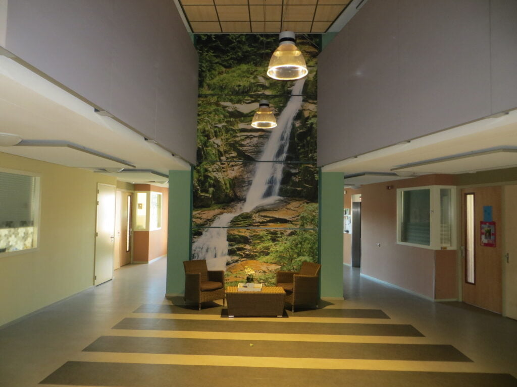 Doorlopende ACOUSTIC ART panelen met afbeelding van een waterval